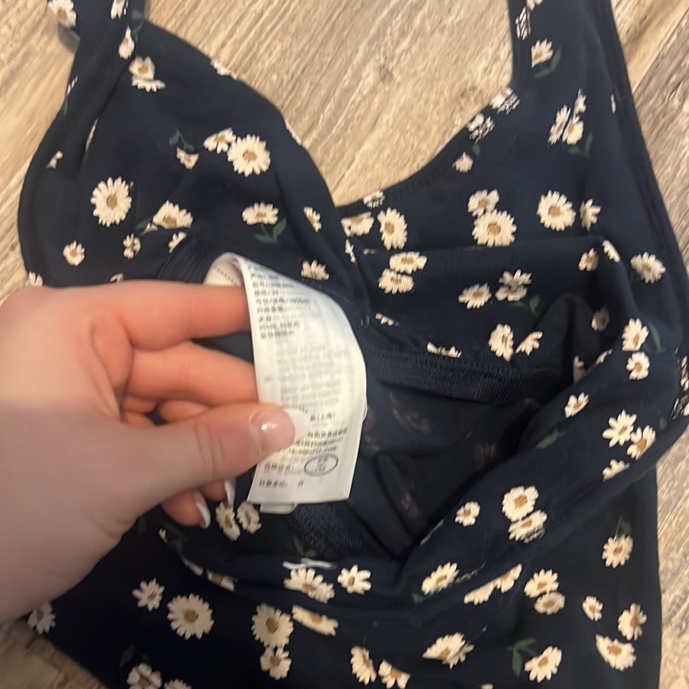 Small hollister flower cute summer tank top/blue with flower pattern - Picture 3 of 4
